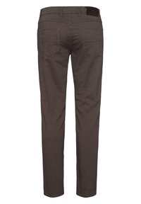Pantalon droit marron foncé avec deux poches arrière et passants de ceinture, vu de dos sur un fond blanc uni.