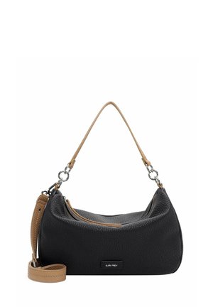 Sac à main en cuir noir texturé avec poignées beige, ferrures argentées et fermeture éclair sur le dessus, marqué avec l'étiquette "Suri Frey".