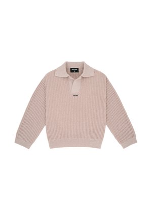 Jasnofioletowy prążkowany sweter z dzianiny z długim rękawem, szerokim kołnierzem i częściowym zapięciem z przodu, z małą czarną metką z logo pod szyją.