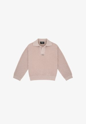 Jasnofioletowy prążkowany sweter z dzianiny z długim rękawem, szerokim kołnierzem i częściowym zapięciem z przodu, z małą czarną metką z logo pod szyją.