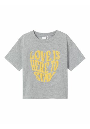 Graues Baumwoll-T-Shirt mit kurzen Ärmeln, mit gelber, strukturiertem Aufdruck in der Mitte der Vorderseite, auf dem steht: "DIE LIEBE IST HIER, UM ZU BLEIBEN".