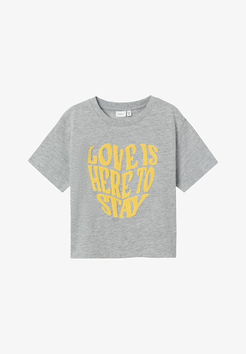 Graues Baumwoll-T-Shirt mit kurzen Ärmeln, mit gelber, strukturiertem Aufdruck in der Mitte der Vorderseite, auf dem steht: "DIE LIEBE IST HIER, UM ZU BLEIBEN".