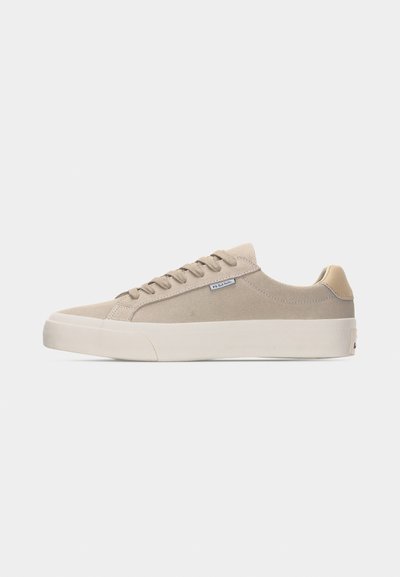 Baskets basses en suède beige avec lacets ton sur ton, semelle épaisse en caoutchouc blanc et petite étiquette de marque sur le panneau latéral.