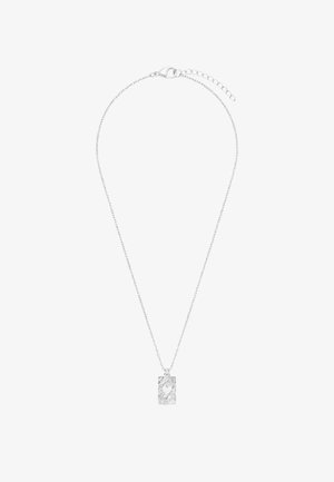 Collar de cadena de plata con un colgante rectangular con un hueco en forma de corazón y superficie texturizada, y un cierre de langosta con una cadena de extensión ajustable.