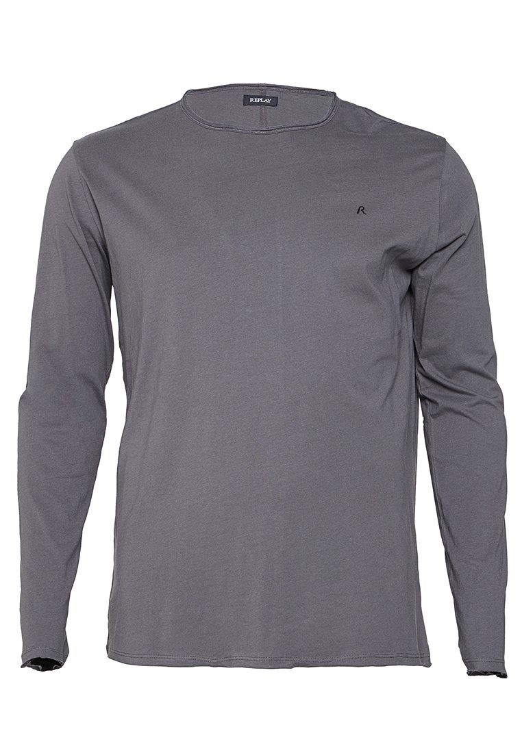 Chemise à manches longues de couleur gris foncé, en tissu doux. Elle possède un col rond et un petit logo sur la poitrine. Coupe droite et design basique.