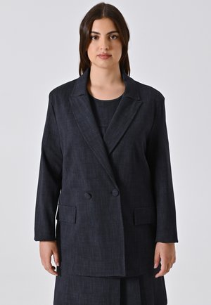 Dunkelblazer aus strukturiertem Stoff, mit doppelter Knopfleiste, Reverskragen und zwei vorderen Taschen.