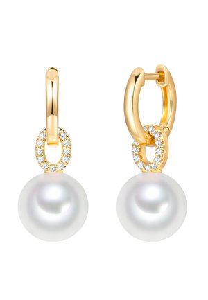 Goldene Creolen mit einem kleinen ovalen, diamantbesetzten Glied, das jeweils einen großen weißen, runden Perltropfen hält.