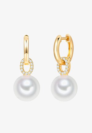 Orecchini a cerchio in oro con un piccolo anello ovale incastonato di diamanti, ciascuno con una grande perla bianca rotonda pendente.