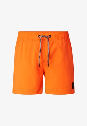 Jasnopomarańczowe kąpielówki z czarno-białym sznurkiem, elastycznym pasem i małą czarną naszywką z logo na lewej nogawce.