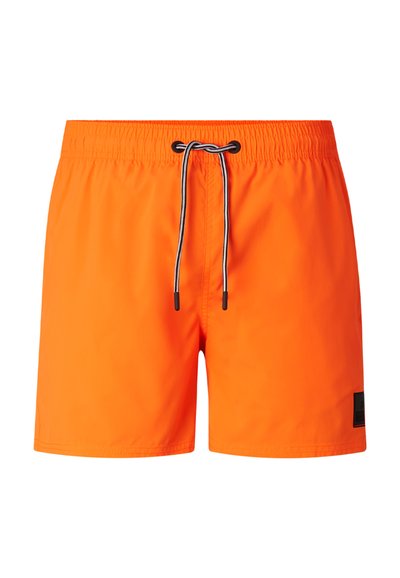 Heldere oranje zwembroek met zwart-wit aantrekkoord, elastische tailleband en een klein zwart logovlaggetje op het linkerbeen.