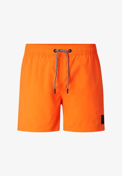 Heldere oranje zwembroek met zwart-wit aantrekkoord, elastische tailleband en een klein zwart logovlaggetje op het linkerbeen.