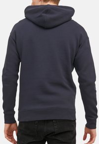 Donkerblauwe hoodie met lange mouwen, een kangoeroezak en ribgebreide manchet- en onderrand, gemaakt van een zachte katoenmix.