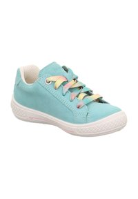 Türkise Wildleder-Sneaker mit regenbogenfarbigen Schnürsenkeln, weißer Gummisohle und strukturierten Details an der Seite. Verfügt über ein mit Mesh gefüttertes Innenleben.