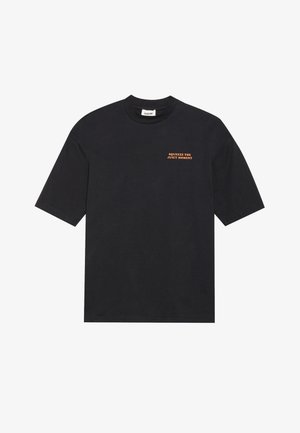 Zwarte katoenen t-shirt met korte mouwen, ronde hals en oranje tekst "SQUEEZE THE JUICY MOMENT" op de linkerborst.