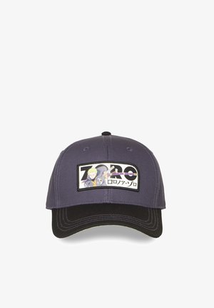 Casquette de baseball avec une couronne gris foncé et une visière noire, avec un patch représentant un personnage d'anime, des épées et le texte "Zoro" en anglais et en japonais.