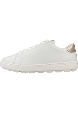 Sneaker in pelle bianca con una texture liscia, forma arrotondata e suola piatta. Presenta un dettaglio dorato sul tallone e un design con sei occhielli per il laccio.