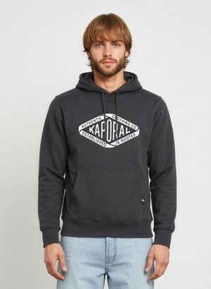 Hoodie w kolorze węgorzowym wykonany z miękkiego materiału, z przednią kieszenią i wyraźnym białym logo na klatce piersiowej. Regularny krój z sznurkami.