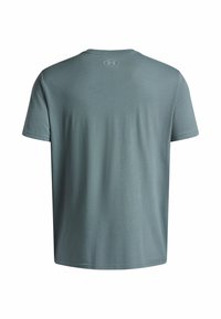 Lyseblå kortærmet t-shirt med rund hals, glat tekstur, minimalistisk stil, med et diskret logo på den øverste ryg.
