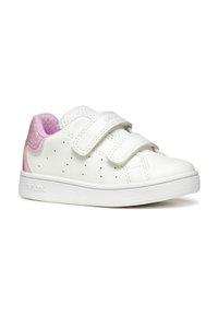 Baskets en cuir blanc avec accents roses, langue en maille et doubles sangles Velcro. Présentent de petites perforations pour la respirabilité.