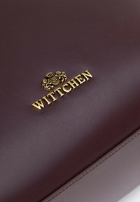 Brązowa skórzana torba z złotym logo "WITTCHEN" z detalami. Gładka faktura z subtelnym ziarnem, usztywniony prostokątny kształt.