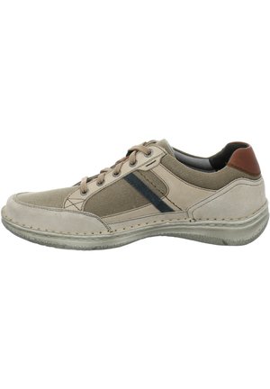 Beige og brun afslappet sneaker med snørelukning, øvre del i en blanding af stof og læder, mørk stribe detalje og polstret sål set fra siden.
