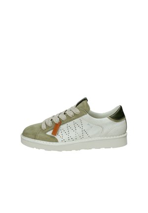 Sneaker low-top verde oliva e bianco con lacci bianchi, design laterale traforato e suola in gomma, vista di profilo su sfondo bianco.