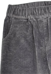 Graue Cord-Hosen mit einem breiten elastischen Bund, zwei seitlichen Taschen und vertikaler Rippstruktur im gesamten Stoff.