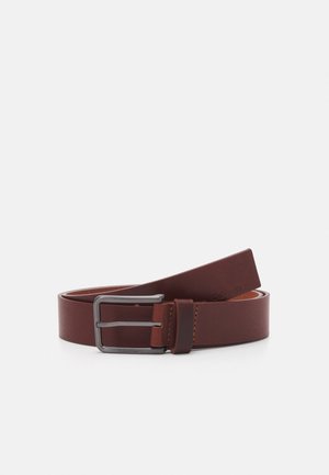 Ceinture en cuir marron enroulée avec une boucle rectangulaire argentée sur fond blanc.