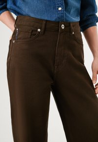 Pepe Jeans LEXA - Vaqueros rectos - chocolate brown