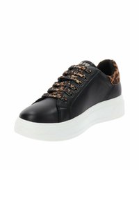 Sneaker en cuir noir avec une semelle blanche épaisse et des accents en imprimé léopard sur la languette et le talon, comprenant six œillets métalliques et des lacets.