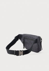 Mørk grå mønstret nylon midjevase med frontlomme med glidelås og justerbar sort stropp med metallspenne.