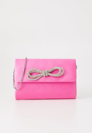 Roza usnjena torbica z umetnega suedenega materiala s srebrno verižico in okrasno zaponko iz rhinestones na sprednji strani. Pravokotna oblika z gladko teksturo.