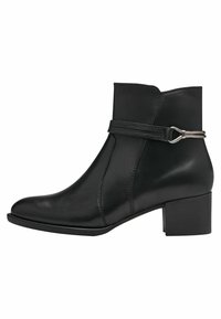 Botte noire à chevilles en cuir lisse, avec un talon bloc et une sangle décorative dotée d'une boucle métallique.