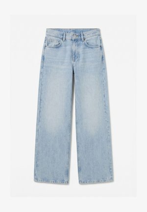 Gaiši zilas augsta vidukļa taisnas bikses ar priekšpuses pogu, rāvējslēdzēju, jostas cilpām un piecu kabatu dizainu uz balta fona.