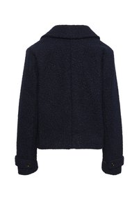 Veste texturée bleu marine avec col, design court et poignets à boutons. Présente un dos épuré sans coutures visibles ni poches.