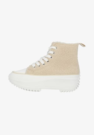 Beige hoge sneakers met een fluffy textiel bovenwerk, witte rubberen zool, ronde neus en witte veters, met een gestructureerd oppervlak en een trekhaak.