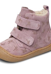 Stivale in suede rosa con cinturini in Velcro e interno morbido. Presenta un motivo a forbici dorato, suola in gomma e punta arrotondata.