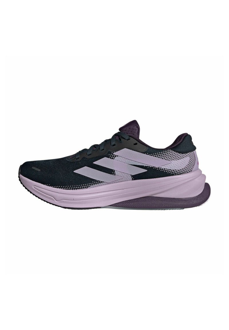 Scarpa da corsa con tomaia in mesh nera, accenti viola e tre strisce bianche. La suola imbottita presenta un design curvo per un migliore supporto.