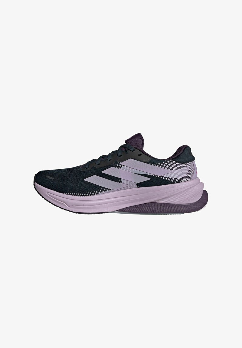 Laufschuh mit einem schwarzen Mesh-Obermaterial, lila Akzenten und drei weißen Streifen. Die gedämpfte Sohle hat ein kurvenförmiges Design zur Unterstützung.
