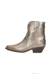 Metalen gouden enkellaars met een spitse neus, textuur bovenwerk, gebogen stiksel detail en een gestapeld hakontwerp.