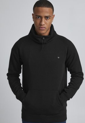 Zwarte pullover hoodie met een hoge kraag, verstelbaar trekkoord, kangoeroezak en ribgebreide manchetten. Gemaakt van zachte, gestructureerde stof.