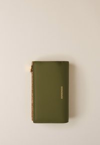 Portefeuille en cuir vert olive avec logo doré BORBONESE et une fermeture éclair sur le côté, présenté fermé par le dessus sur un fond beige.