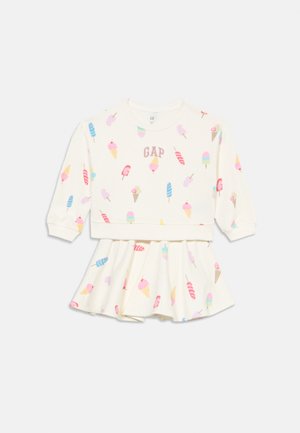 Kinderkleid in Cremefarbe mit langärmeligem Oberteil und Rock, verziert mit bunten Eis- und Eis am Stiel-Motiven, GAP-Logo auf der Brust.