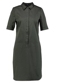 Sukienka z krótkim rękawem i kołnierzykiem w ciemnozielonym kolorze, z plisą na guziki i gładką, matową fakturą, o luźnym kroju i długości do kolan.