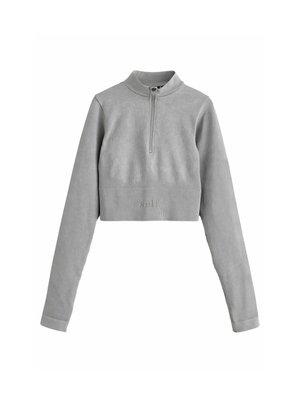 Korte grijze pullover met een kwartrits, lange mouwen, geribbeld textuur en subtiele logodetails op de taille. Zachte stoffen afwerking.