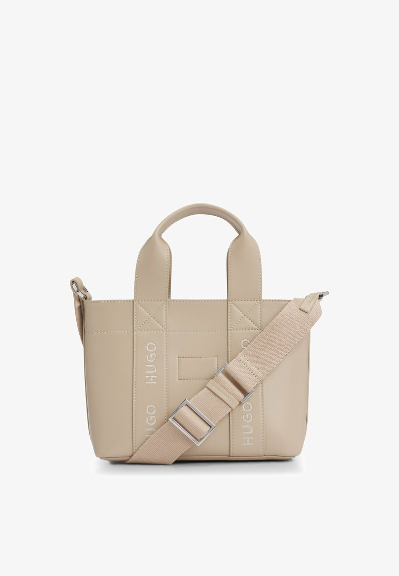 Beige håndtaske lavet af glat syntetisk materiale; har quiltet design, dobbelt top håndtag, justerbar rem og logo detaljer.