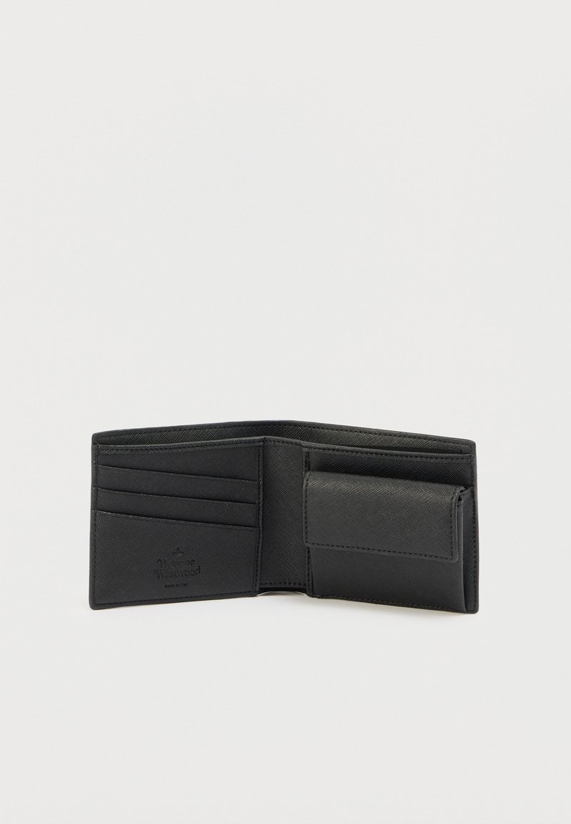 Sort læderpung med en glat tekstur, der har flere kortlommer og et rum til mønter, delvist åben for at vise det indvendige layout.