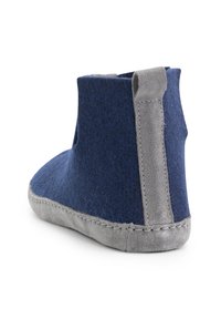 Blauwe felten enkellaars met grijze suede accenten, gestikte details aan de onderkant en een lus aan de achterkant voor een gemakkelijke aan- en uitrekking.