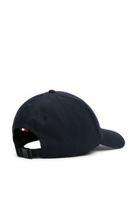 Cappellino da baseball blu navy con visiera curva, cinturino regolabile sul retro e piccolo accento rosso, bianco e blu vicino alla chiusura.