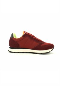 Sneaker rossa caratterizzata da una combinazione di tessuto e suede, con una tomaia testurizzata, accenti neri e una suola bianca a contrasto.